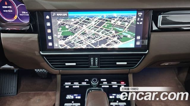 Porsche Cayenne 2022 — ფოტო 14/20