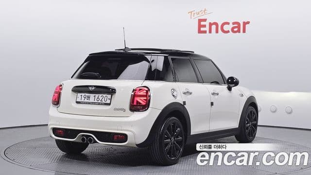 Mini Cooper S 2018 — Фото 2/20