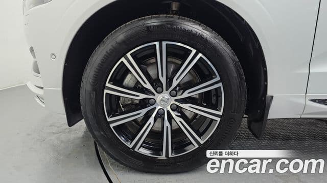Volvo XC60 2020 — ფოტო 5/20