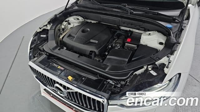 Volvo XC60 2020 — ფოტო 6/20
