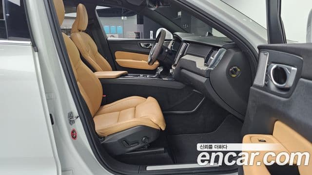 Volvo XC60 2020 — ფოტო 11/20