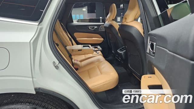 Volvo XC60 2020 — ფოტო 12/20
