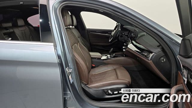 BMW 5 Series 2018 — Şəkil 11/20
