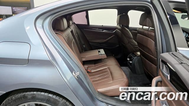 BMW 5 Series 2018 — Şəkil 12/20