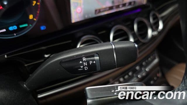 Mercedes-Benz E-Class 2021 — Photo 12/20
