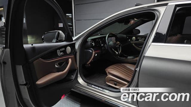 Mercedes-Benz E-Class 2021 — Photo 5/20
