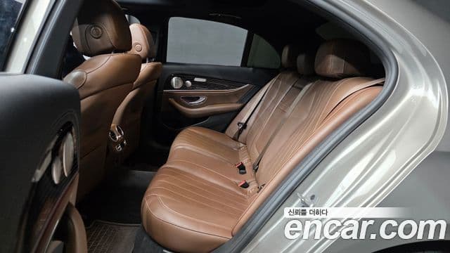 Mercedes-Benz E-Class 2021 — Photo 16/20