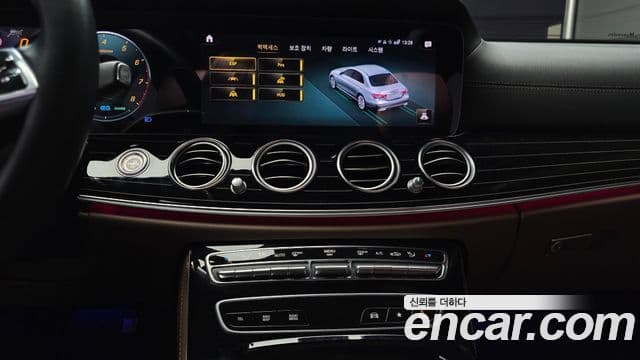 Mercedes-Benz E-Class 2021 — Photo 8/20