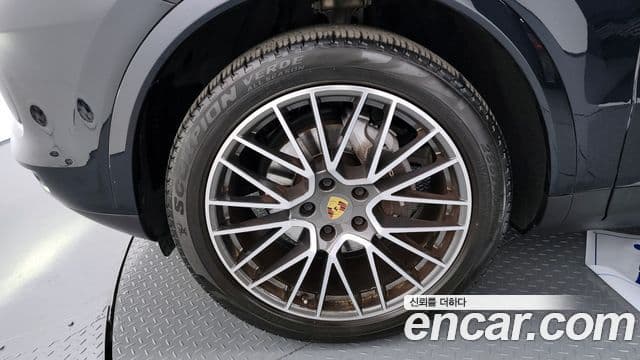 Porsche Cayenne 2021 — ფოტო 5/20