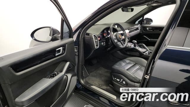 Porsche Cayenne 2021 — ფოტო 10/20