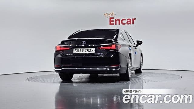 Lexus ES300h 2020 — ფოტო 12/20