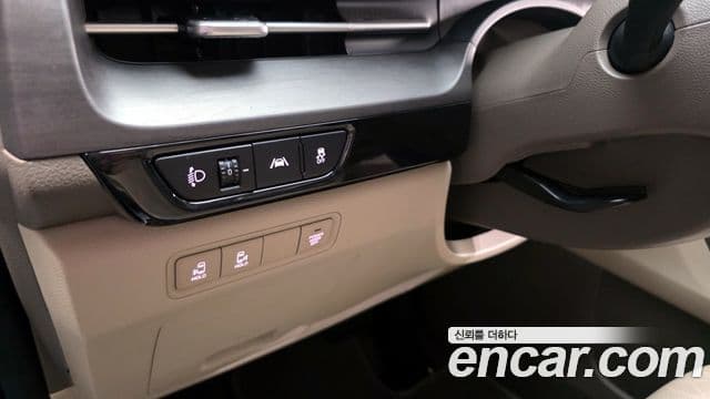 Kia Carnival 2021 — ფოტო 15/20