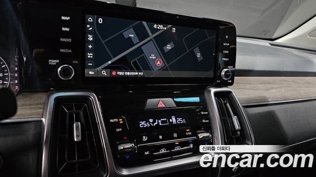 Kia Sorento 2022 — ფოტო 17/20