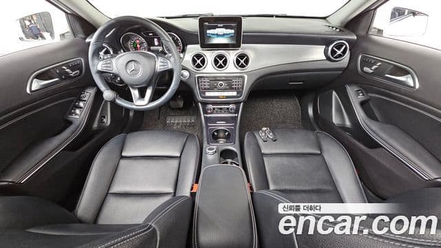 Mercedes-Benz GLA-Class 2019 — Şəkil 7/20