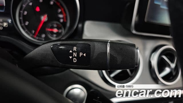 Mercedes-Benz GLA-Class 2019 — Şəkil 9/20