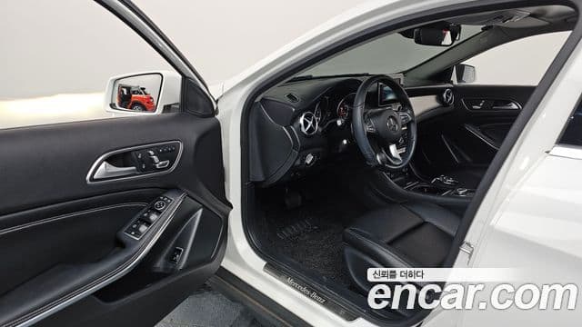 Mercedes-Benz GLA-Class 2019 — Şəkil 10/20