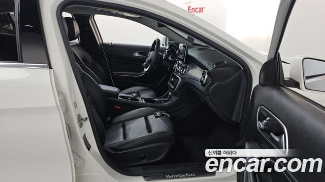 Mercedes-Benz GLA-Class 2019 — Şəkil 11/20