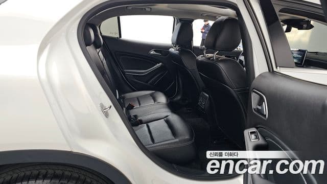 Mercedes-Benz GLA-Class 2019 — Şəkil 12/20