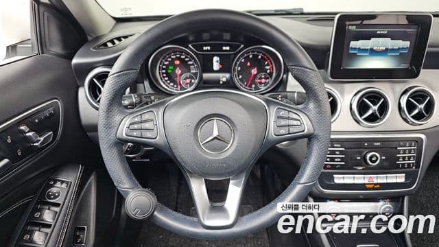 Mercedes-Benz GLA-Class 2019 — Şəkil 13/20