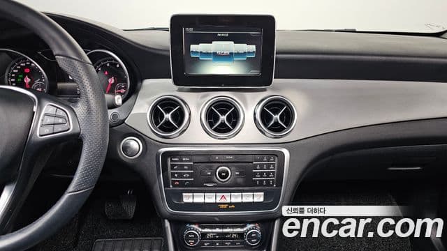 Mercedes-Benz GLA-Class 2019 — Şəkil 14/20