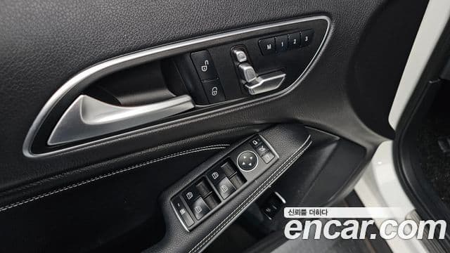 Mercedes-Benz GLA-Class 2019 — Şəkil 17/20