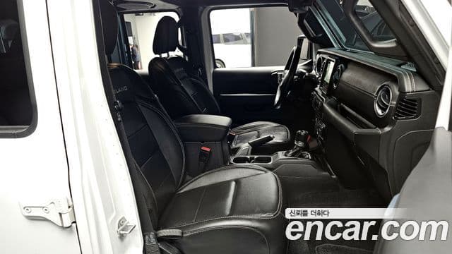 Jeep Wrangler 2021 — ფოტო 10/20