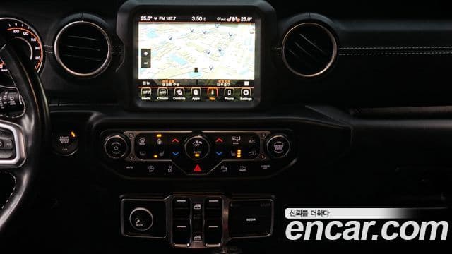 Jeep Wrangler 2021 — ფოტო 14/20