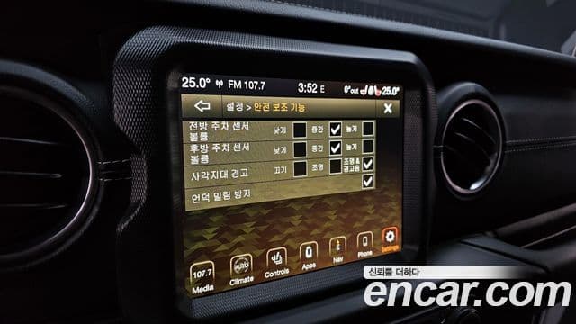 Jeep Wrangler 2021 — ფოტო 16/20