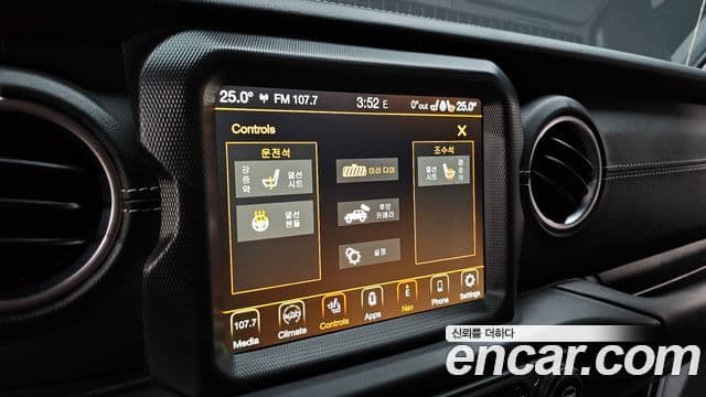 Jeep Wrangler 2021 — ფოტო 18/20