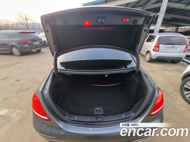 Mercedes-Benz E-Class 2018 — Фото 11/20