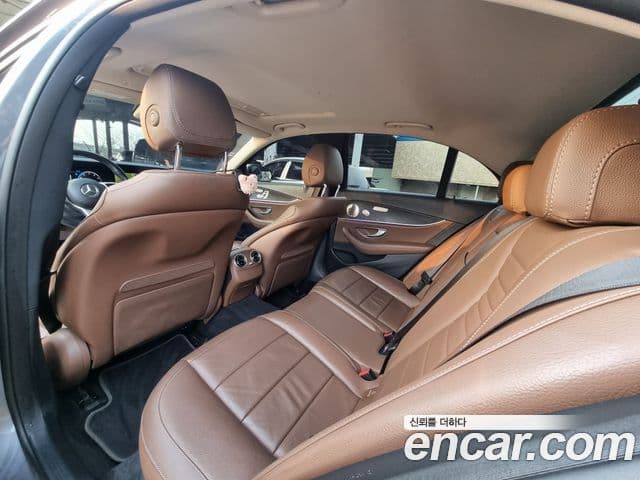 Mercedes-Benz E-Class 2018 — Фото 19/20