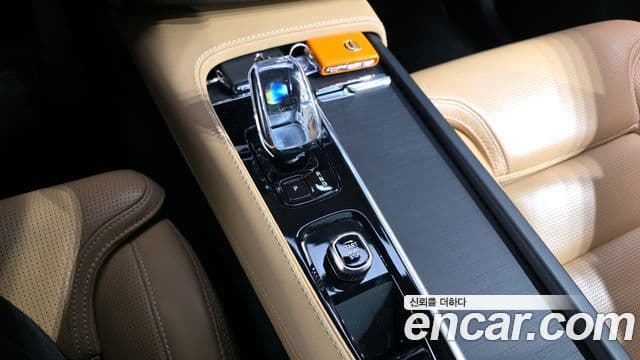 Volvo XC90 2022 — Şəkil 9/20