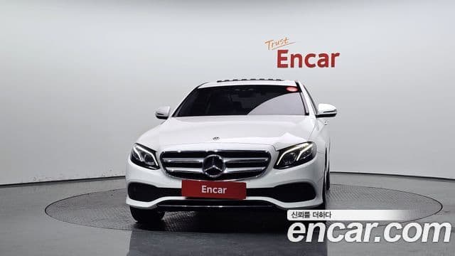 Mercedes-Benz E-Class 2018 — Photo 6/20