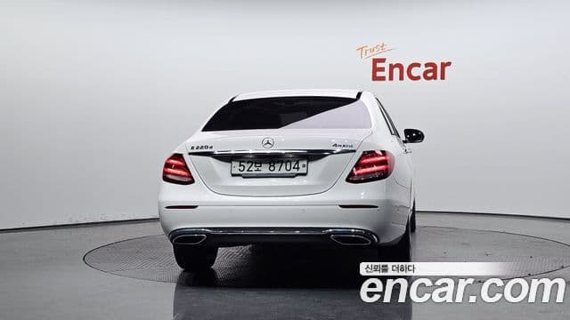 Mercedes-Benz E-Class 2018 — Photo 20/20