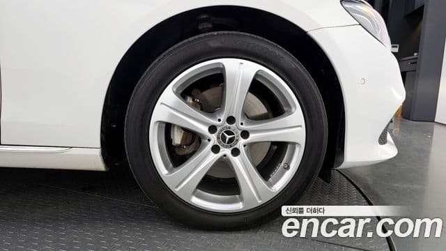 Mercedes-Benz E-Class 2018 — Photo 1/20