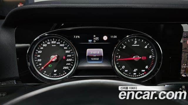 Mercedes-Benz E-Class 2018 — Photo 9/20