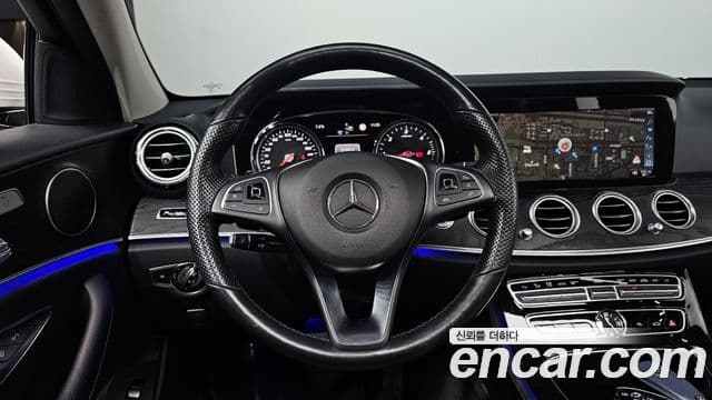 Mercedes-Benz E-Class 2018 — ფოტო 13/20