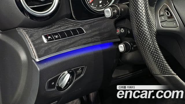 Mercedes-Benz E-Class 2018 — ფოტო 16/20