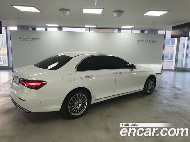 Mercedes-Benz E-Class 2023 — Photo 5/17