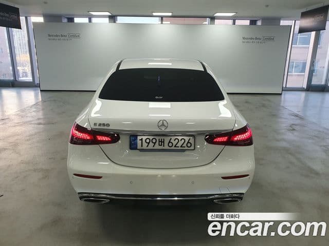 Mercedes-Benz E-Class 2023 — Photo 17/17