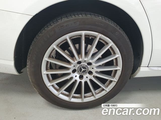 Mercedes-Benz E-Class 2023 — Photo 11/17