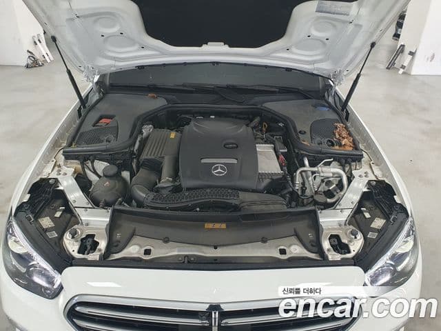 Mercedes-Benz E-Class 2023 — Photo 12/17