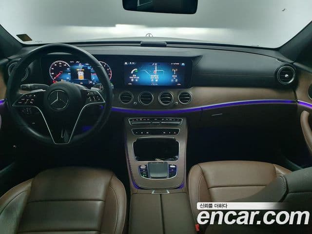Mercedes-Benz E-Class 2023 — Photo 9/17