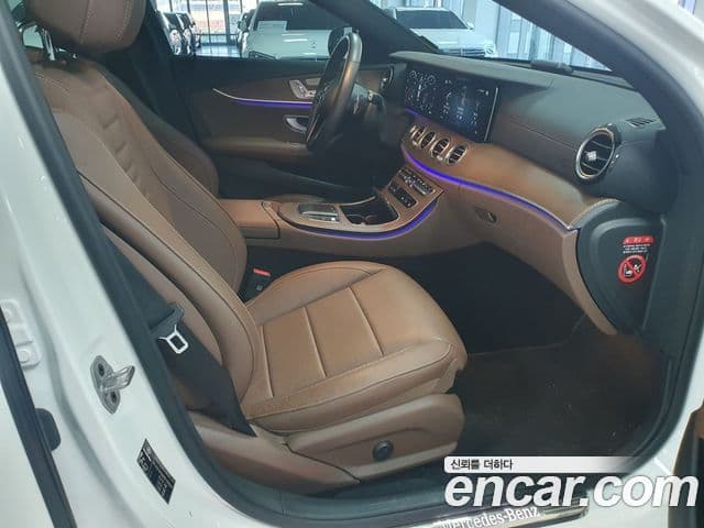 Mercedes-Benz E-Class 2023 — Photo 14/17