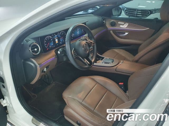 Mercedes-Benz E-Class 2023 — Photo 10/17