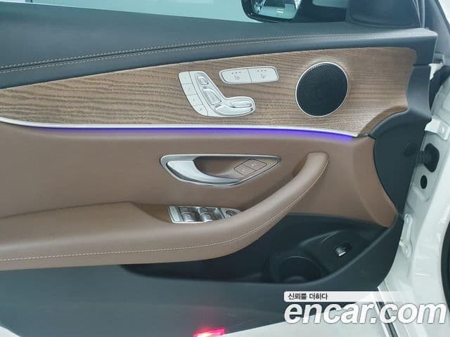 Mercedes-Benz E-Class 2023 — Photo 8/17