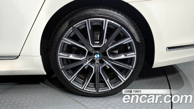 BMW 7 Series 2021 — ფოტო 5/20