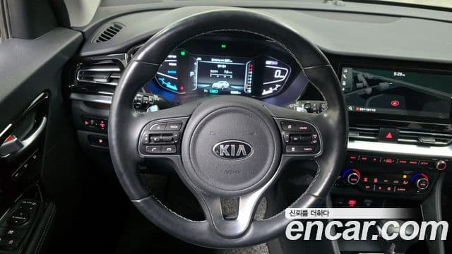 Kia Niro 2020 — ფოტო 13/20