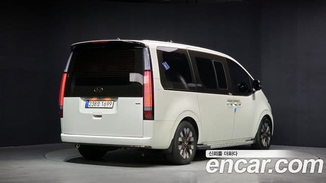 Hyundai Staria 2023 — ფოტო 2/20