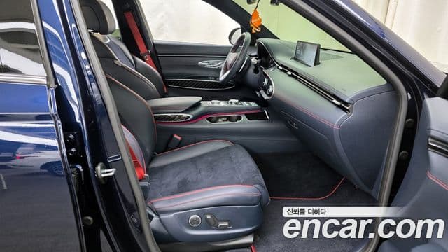 Genesis GV70 2021 — ფოტო 17/20